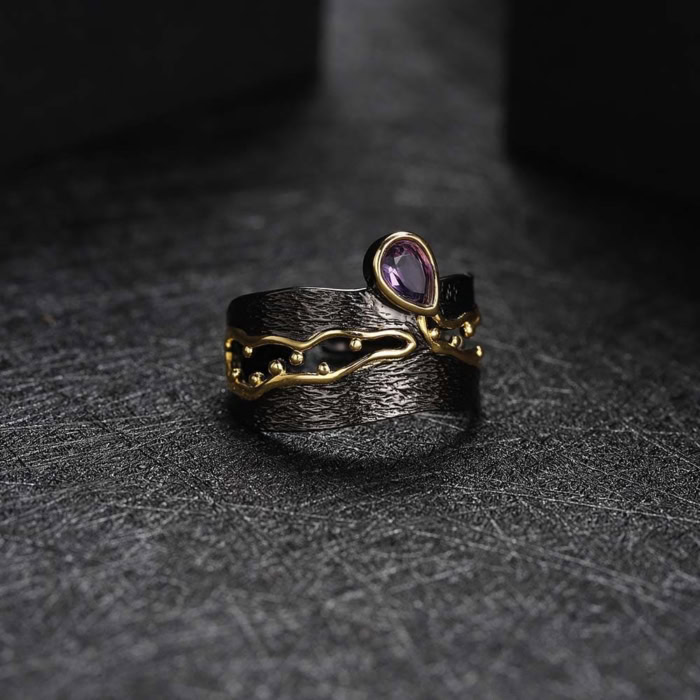 Schwarzer Ring mit Amethyst