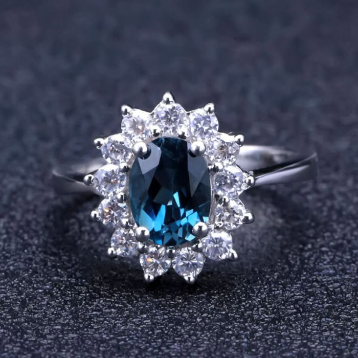 Engagement ring mit Topas London Blue