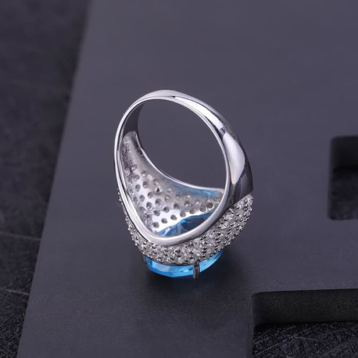 Extravagante Ring mit Pear Topas