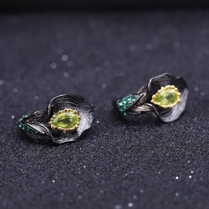 Schwarze Ohrringe mit Peridot